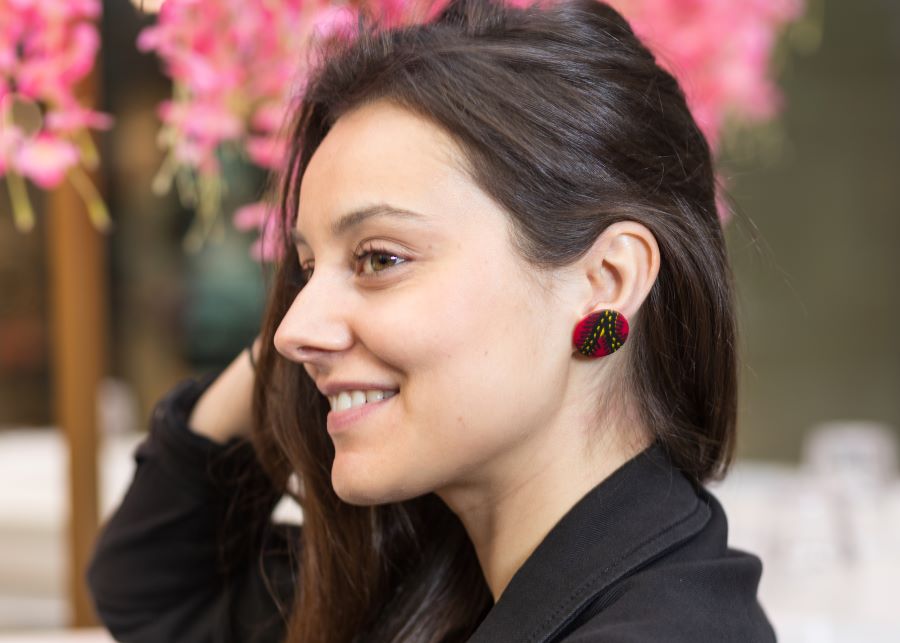 Femme avec boucles d'oreilles en tissu wax